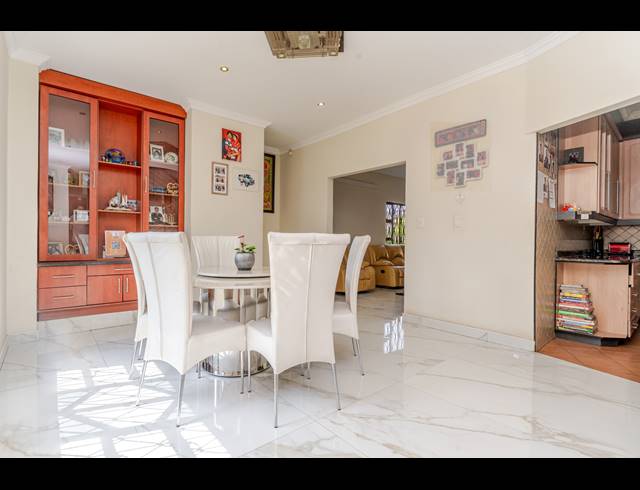 6 BEDROOM FREESTANDING FOR SALE IN VORNA VALLEY